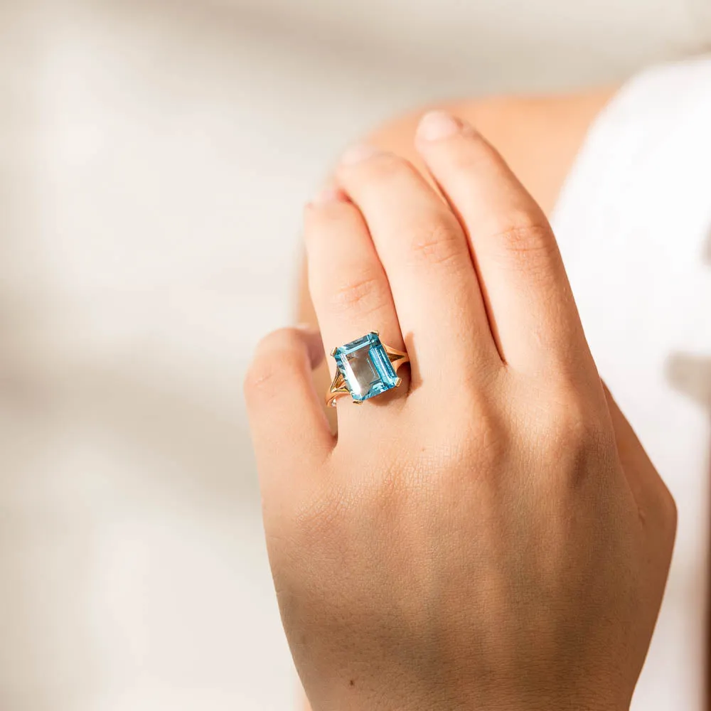14ct Yellow Gold 6.24ct Blue Topaz Juliet Ring