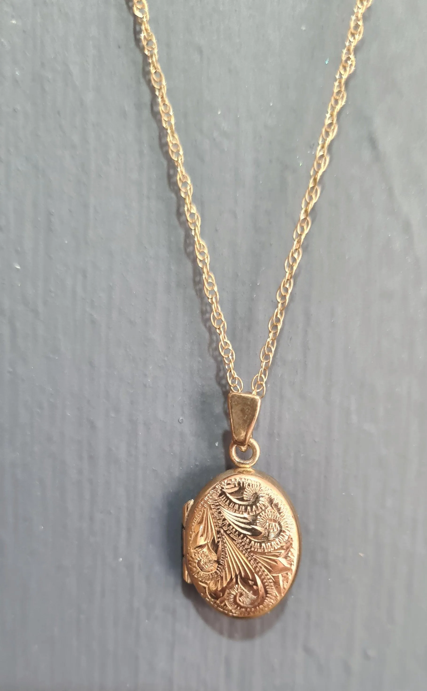 9ct Yellow Gold Oval Locket Pendant