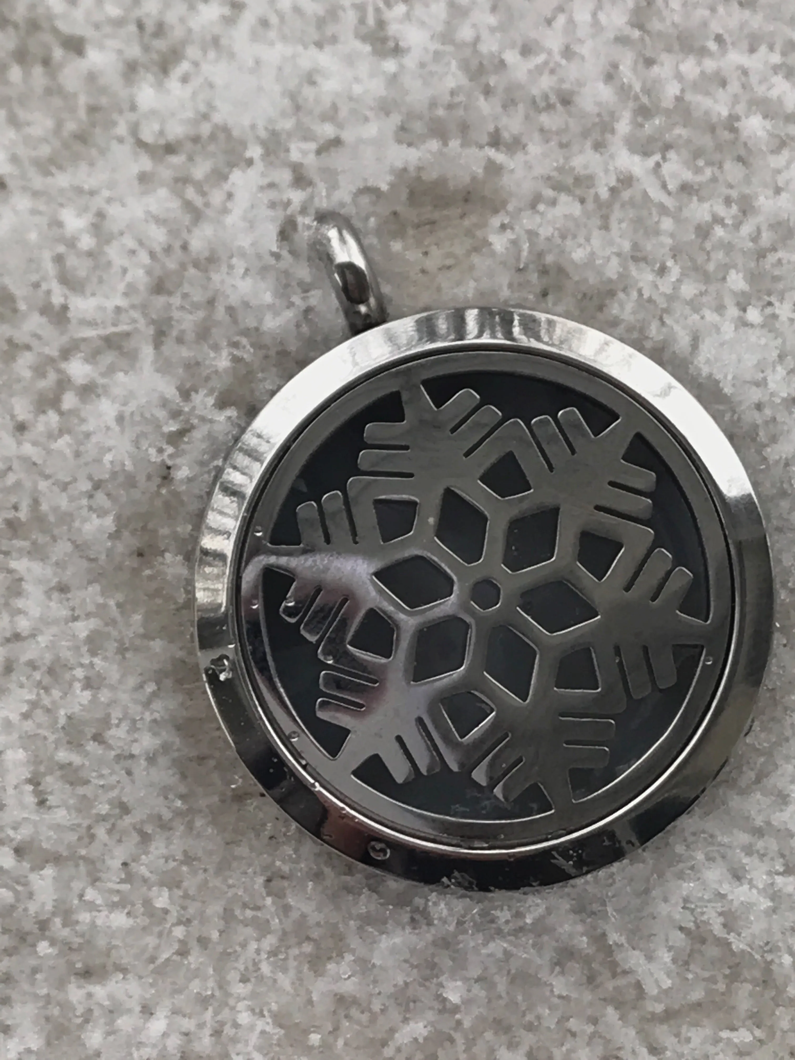 Stainless steel snowflake locket pendant